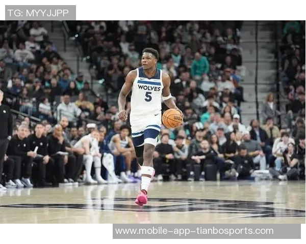 爱德华兹首节表现抢眼9投4中砍下12分并贡献前场板与防守数据 爱德华兹首节表现抢眼9投4中砍下12分并贡献前场板与防守数据